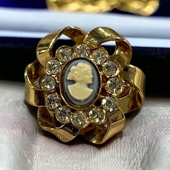 Gyn&Joy Antique Blue Rhinestones Cameo Brooch Pin – Gold Tone Metal Vintage Jewelry For Women